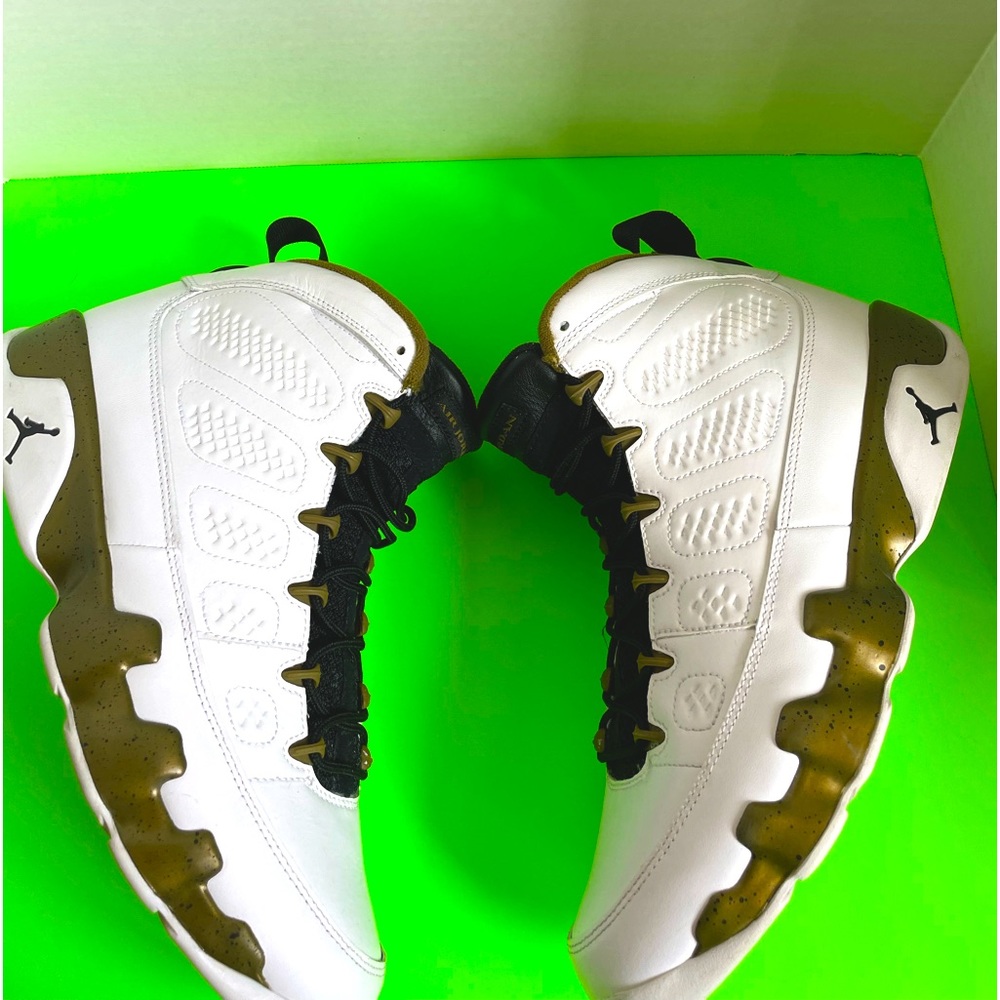 Jordan Retro 9 Statue